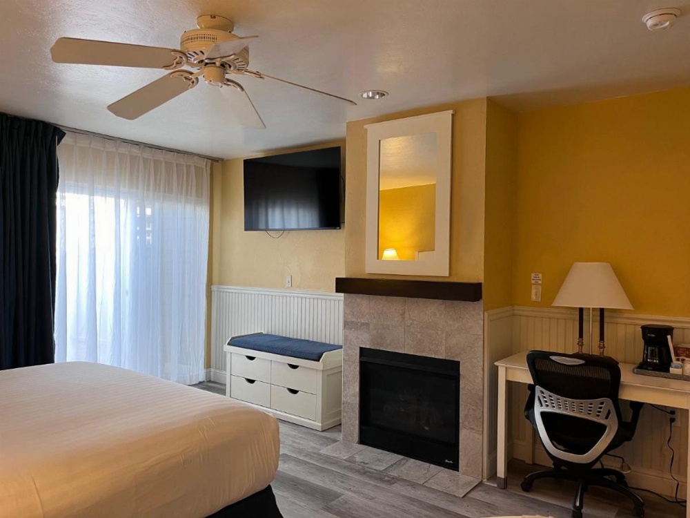 Monterey Bay Lodge